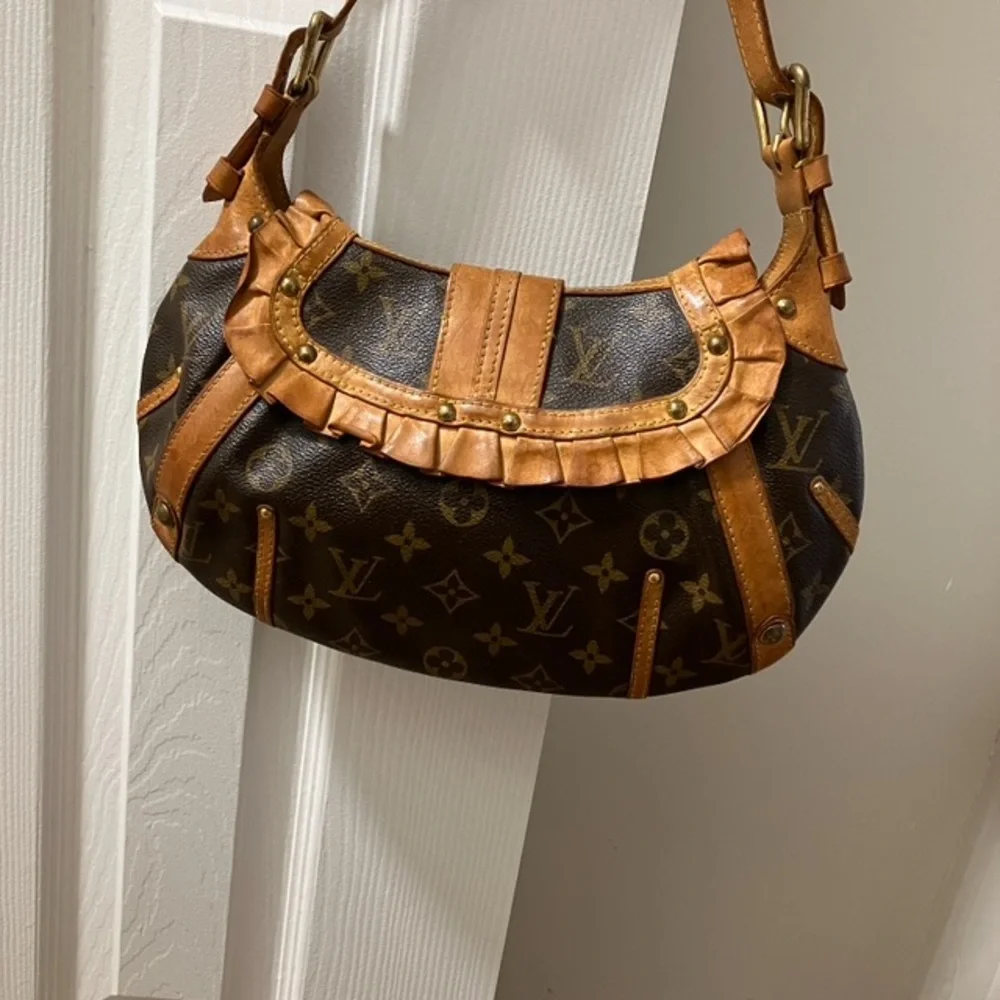 Authentic Louis Vuitton Leonor. Extra Strap Included. - Picture 2 of 10